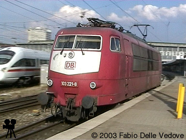 Nachdem der IC 2292 den Münchner Hauptbahnhof schon wieder verlassen hatte, fährt 103 221-8 ins BW (30.07.2003).