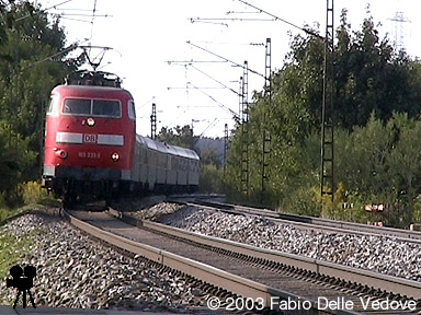 Video: Die verkehrsrote 103 233-3 mit dem BFS-Sonderzug in Richtung Italien kurz vor Mering (25.08.2003).