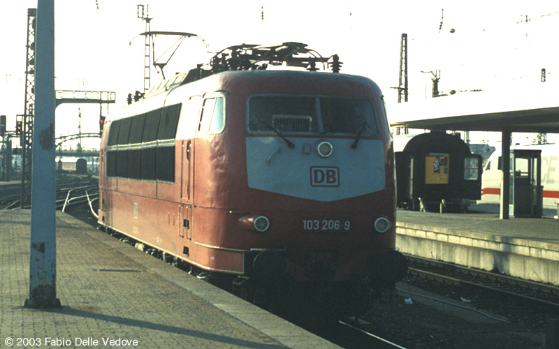 An einem sonnigen Frühlingstag war die orientrote 103 206-9 auf dem Weg ins BW (München Hauptbahnhof, 2000).