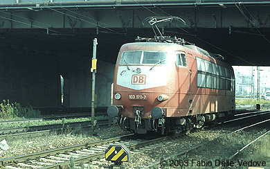 Zum Vergrößern klicken - 103 170-7 rückt am Samstagmittag während des Oktoberfestes ins BW ein (München Donnersberger Brücke, September 2001).