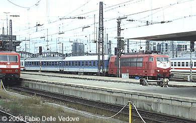 Zum Vergrößern klicken - Einfahrt des IR 2123 SPESSART aus Aschaffenburg mit 103 135-0 um 9:55 Uhr mit 33 Minuten Verspätung auf Gleis 20 (München Hauptbahnhof, September 2002).