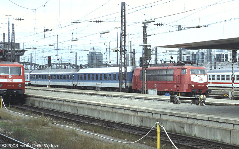 Einfahrt des IR 2123 SPESSART aus Aschaffenburg mit 103 135-0 um 9:55 Uhr mit 33 Minuten Verspätung auf Gleis 20 (München Hauptbahnhof, September 2002).