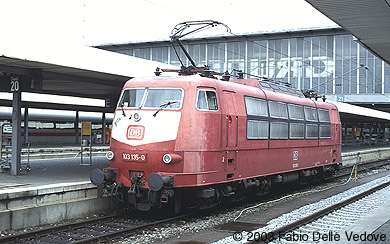 Zum Vergrößern klicken - Nachdem das Gleis frei ist, fährt 103 135-0 ins BW. Bemerkenswert ist, daß sie auf der Führerstandsseite 1 wieder den alten DB-Keks trägt (München Hauptbahnhof, September 2002).