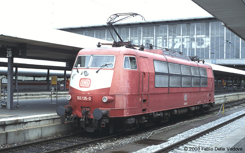 Nachdem das Gleis frei ist, fährt 103 135-0 ins BW. Bemerkenswert ist, daß sie auf der Führerstandsseite 1 wieder den alten DB-Keks trägt (München Hauptbahnhof, September 2002).