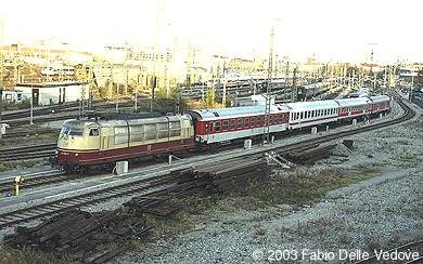 Zum Vergrößern klicken - Um 35 Minuten verfrühte Abfahrt des Fbz 75004 (München - Hamburg Langenfelde) mit 103 132-7 (München Donnersberger Brücke,  16.10.2003).