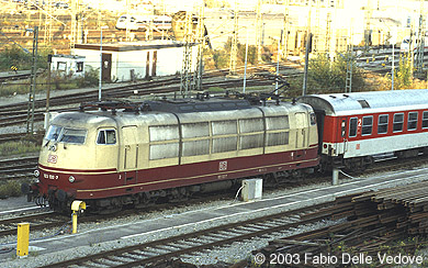 Zum Vergrößern klicken - Um 35 Minuten verfrühte Abfahrt des Fbz 75004 (München - Hamburg Langenfelde) mit 103 132-7 (München Donnersberger Brücke,  16.10.2003).