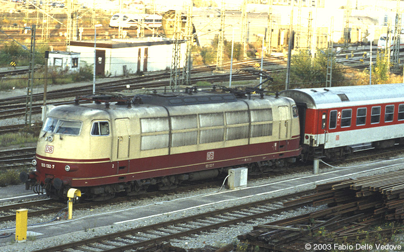 Um 35 Minuten verfrühte Abfahrt des Fbz 75004 (München - Hamburg Langenfelde) mit 103 132-7 (München Donnersberger Brücke,  16.10.2003).