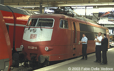 Zum Vergrößern klicken - 103 221-8 brachte den IC 2292 sammt 101 022-2 von Salzburg Hbf nach München Hbf (30.07.2003).
