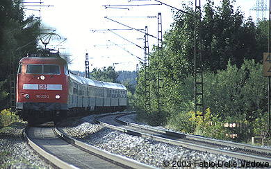 Zum Vergrößern klicken - Die verkehrsrote 103 233-3 mit dem BFS-Sonderzug in Richtung Italien kurz vor Mering (25.08.2003).