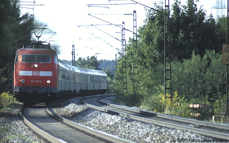 Die verkehrsrote 103 233-3 mit dem BFS-Sonderzug in Richtung Italien kurz vor Mering (25.08.2003).