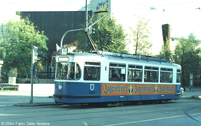 Der Triebwagen 2659 (Typ M5.65) wurde zwischen Max-Weber-Platz und dem Betriebshof eingesetzt. Hier befindet er sich an der Kreuzung Einsteinstraße/Schloßstraße (27.10.2001).