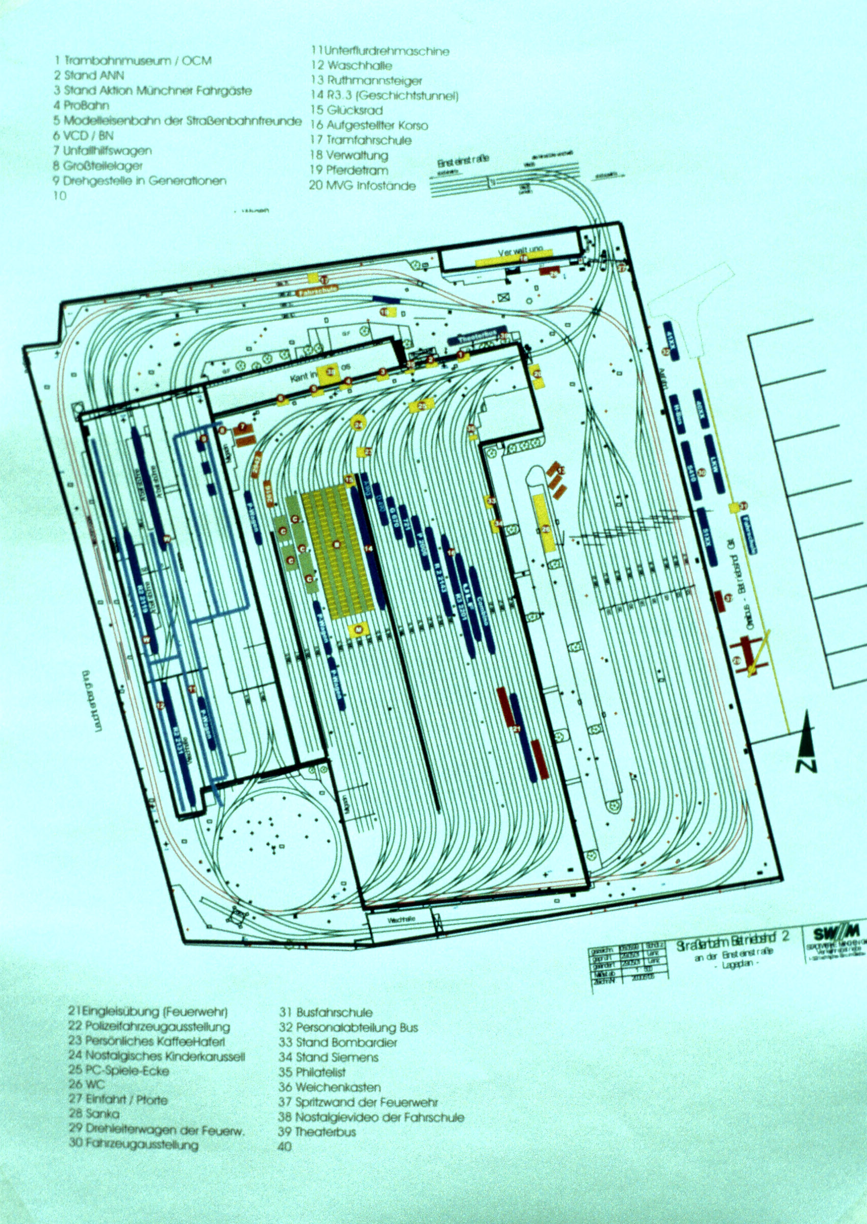 Anhand dieses Plans konnten sich die Besucher einen Überblick über die Attraktionen und den komplizierten Gleisplan des Betriebshofes verschaffen (München, 27.10.2001). 