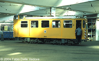 Der Fahrleitungskontrollwagen 2942 stieß bei den Besuchern auf sehr großes Interesse (München, 27.10.2001).