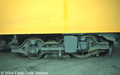 Das vordere Maximumdrehgestell des Fahrleitungskontrollwagens 2942 (München, 27.10.2001).