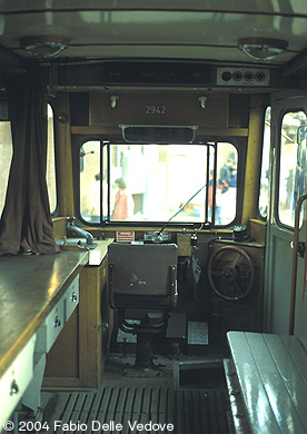 Der Innenraum des Fahrleitungskontrollwagens 2942 (München, 27.10.2001).