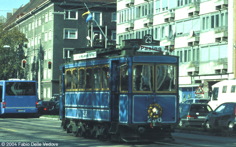 Trambahnkorso. Triebwagen 256 vom Typ A 2.2 (München, 27.10.2001). 