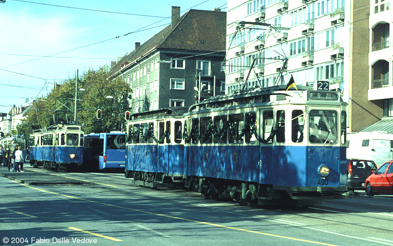 Trambahnkorso. Triebwagen 490 vom Typ D 6.3  und Beiwagen 1401 vom Typ f 2.54 (München, 27.10.2001).