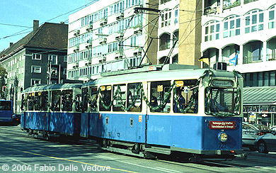 Trambahnkorso. Triebwagen 721 vom  Typ J 1.30 und Beiwagen 1509 vom Typ i 1.56 (München, 27.10.2001). 