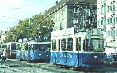 Trambahnkorso. Triebwagen 2412 vom Typ M 4.65 (München, 27.10.2001).
