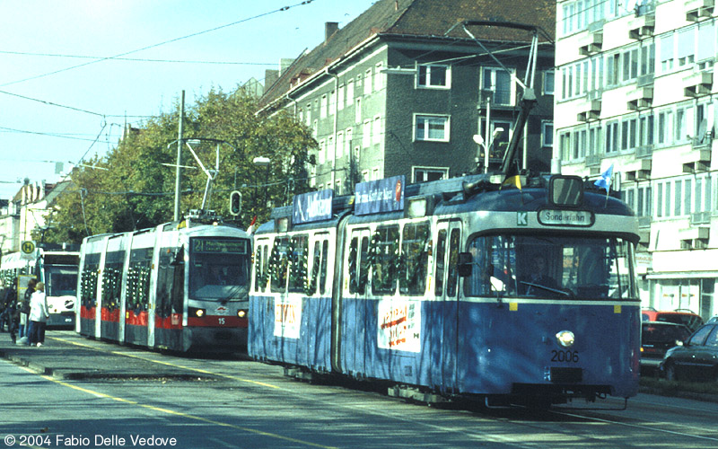 Trambahnkorso. Triebwagen 2006 vom Typ P 3.16 (München, 27.10.2001).