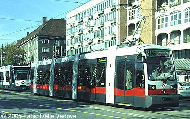 Trambahnkorso. Triebwagen 15 (Ultra Low Floor) aus Wien (München, 27.10.2001).