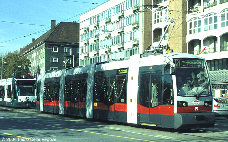 Trambahnkorso. Triebwagen 15 (Ultra Low Floor) aus Wien (München, 27.10.2001).