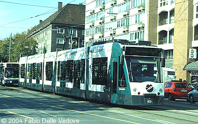 Trambahnkorso. Triebwagen 413 (Combino) aus Potsdam (München, 27.10.2001).