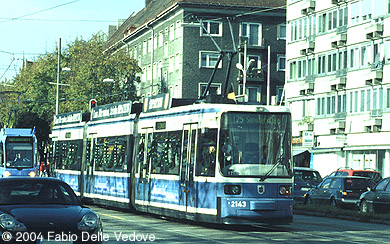 Trambahnkorso. Triebwagen 2143 vom Typ R 2.2 (München, 27.10.2001). 