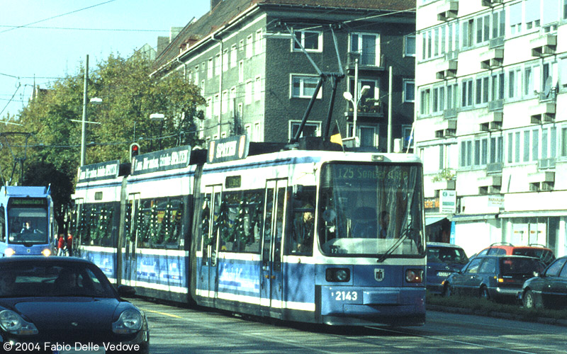 Trambahnkorso. Triebwagen 2143 vom Typ R 2.2 (München, 27.10.2001).