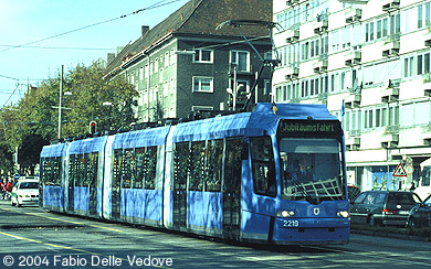 Trambahnkorso. Triebwagen 2219 vom Typ R 3.3 (München, 27.10.2001).