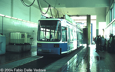 Triebwagen 2131 in der Waschanlage - mit Bügel an der Oberleitung (München, 27.10.2001).
