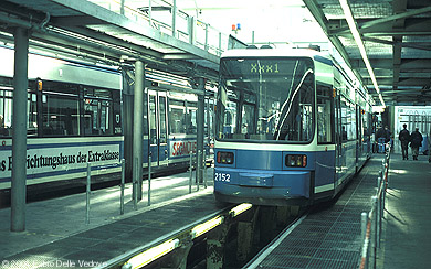 Hier werden die Trambahnen auf drei Ebenen gewartet (München, 27.10.2001).