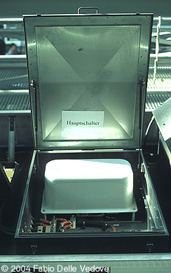 Der Hauptschalter auf dem Dach eines R 3.3 (München, 27.10.2001).