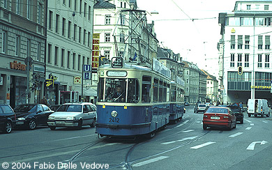 Triebwagen 2412 (Typ M 4.65) und Beiwagen 3407 (Typ m 4.65) beim Wenden am Max-Weber-Platz (München, 27.10.2001).
