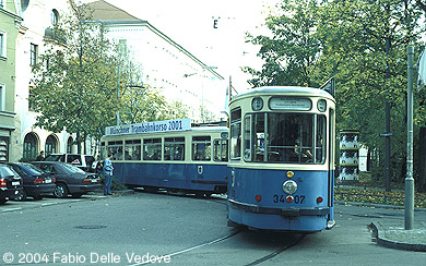 Triebwagen 2412 (Typ M 4.65) und Beiwagen 3407 (Typ m 4.65) beim Abbiegen in die Schloßstraße (München, 27.10.2001).