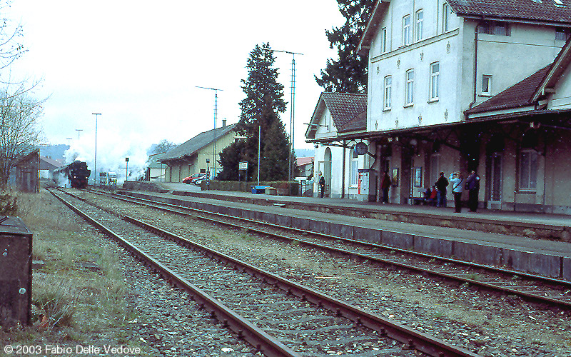 Einfahrt des Sonderzuges mit 52 7596 aus Richtung Roßberg in Bad Waldsee. Das linke Gleis ist nicht mehr befahrbar (06. April 2003)