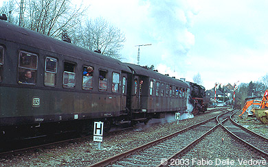 Zum Vergrößern klicken - Abfahrt des Dampfzuges nach Aulendorf (Bad Waldsee, 06. April 2003).