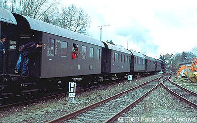 Zum Vergrößern klicken - Die Ausfahrt der 52 7596 wird aus dem Zug heraus genau beobachtet (Bad Waldsee, 06. April 2003).
