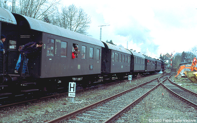 Die Ausfahrt der 52 7596 wird aus dem Zug heraus genau beobachtet (Bad Waldsee, 06. April 2003).