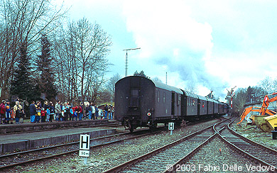 Zum Vergrößern klicken - Auch die Schaulustigen auf dem Bahnsteig verfolgen mit großer Freude das Dampfspektakel der 52 7596 bei der Ausfahrt (Bad Waldsee, 06. April 2003).