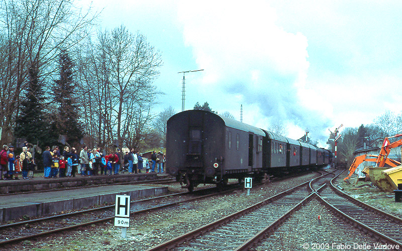 Auch die Schaulustigen auf dem Bahnsteig verfolgen mit großer Freude das Dampfspektakel der 52 7596 bei der Ausfahrt (Bad Waldsee, 06. April 2003).