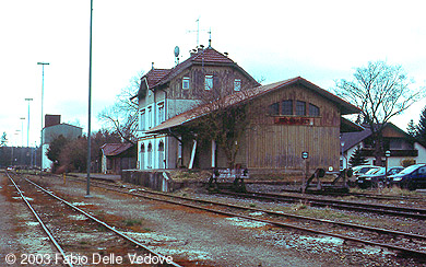 Zum Vergrößern klicken - 1Das Empfangsgebäude mit Güterschuppen und Laderampe (Bad Wurzach, 06. April 2003).