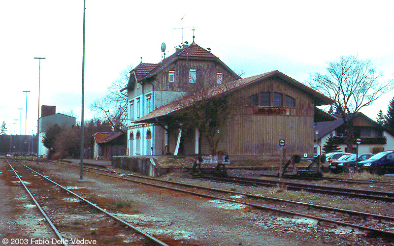 Das Empfangsgebäude mit Güterschuppen und Laderampe (Bad Wurzach, 06. April 2003).