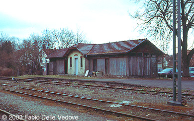 Zum Vergrößern klicken - Ein Nebengebäude im Bahnhof Bad Wurzach (06 April 2003).