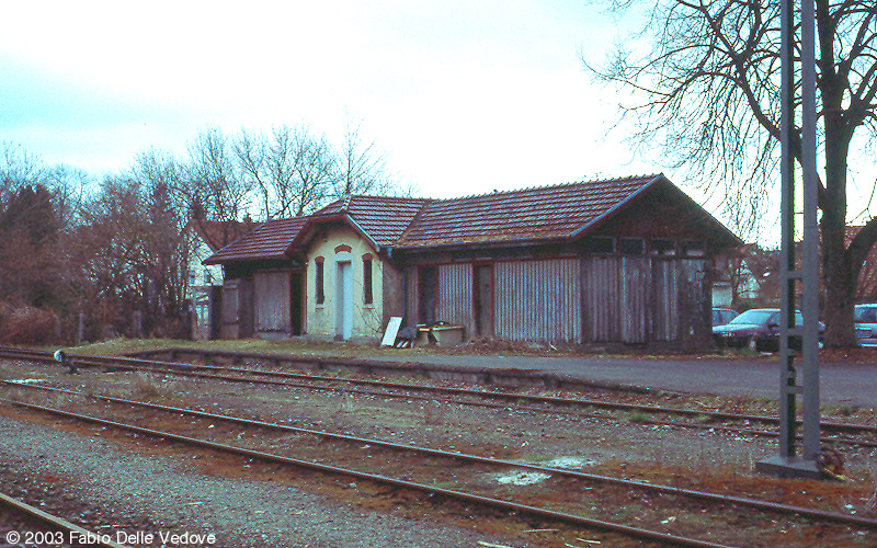 Ein Nebengebäude im Bahnhof Bad Wurzach (06 April 2003).