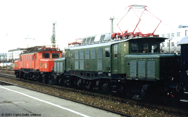 1020.37 und E 94 192 mit dem Allgäuexpreß in München-Ost