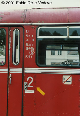 Zum Vergrößern klicken - Schienenbus-Triebwagen - Details an der Türe
