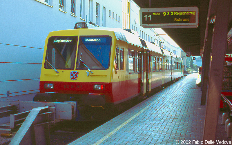 Der moderne Triebwagen 10.207 der Montafoner Bahn (MBS) fährt in wenigen Minuten von Gleis 11 in Richtung Schruns ab (Bludenz, September 2002)