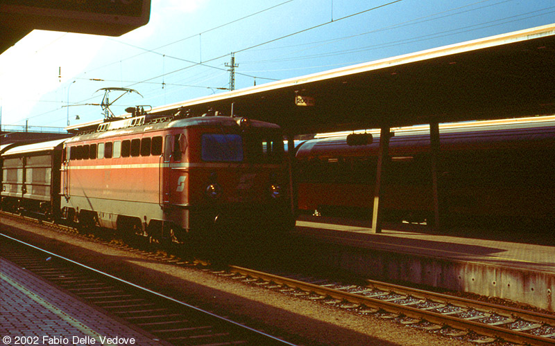 Eine blutorange 1042 ohne Eckfenster hat einen Güterzug vom Arlberg heruntergebracht und fährt ohne Halt weiter in Richtung Feldkirch (Bludenz, September 2002)