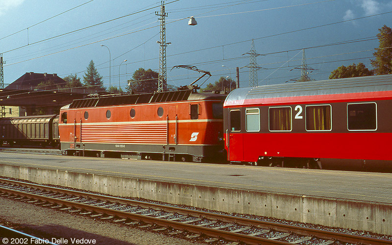 In der Morgensonne fährt 1044 123-6 mit dem IC 669 "Steirisches Thermenland" (Bregenz - Bludenz - Innsbruck Hbf - Graz Hbf) ab (Bludenz, September 2002)